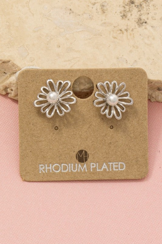Pearl Center Flower Must Have Stud Earring