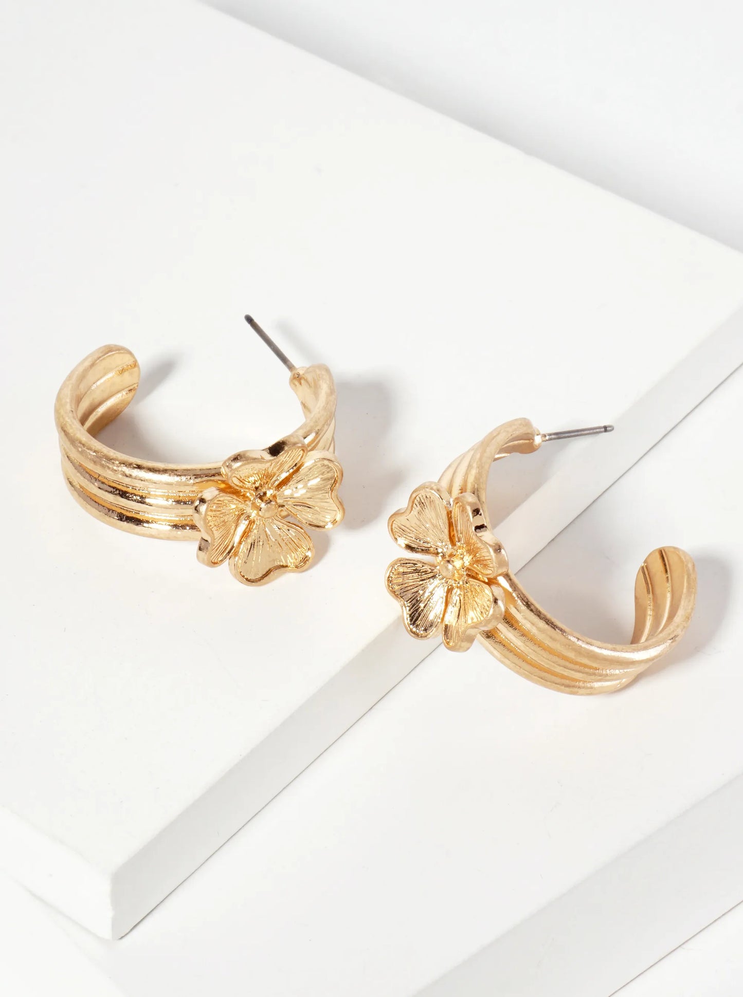 Thick Grooved Clover Hoop Earring-Gold