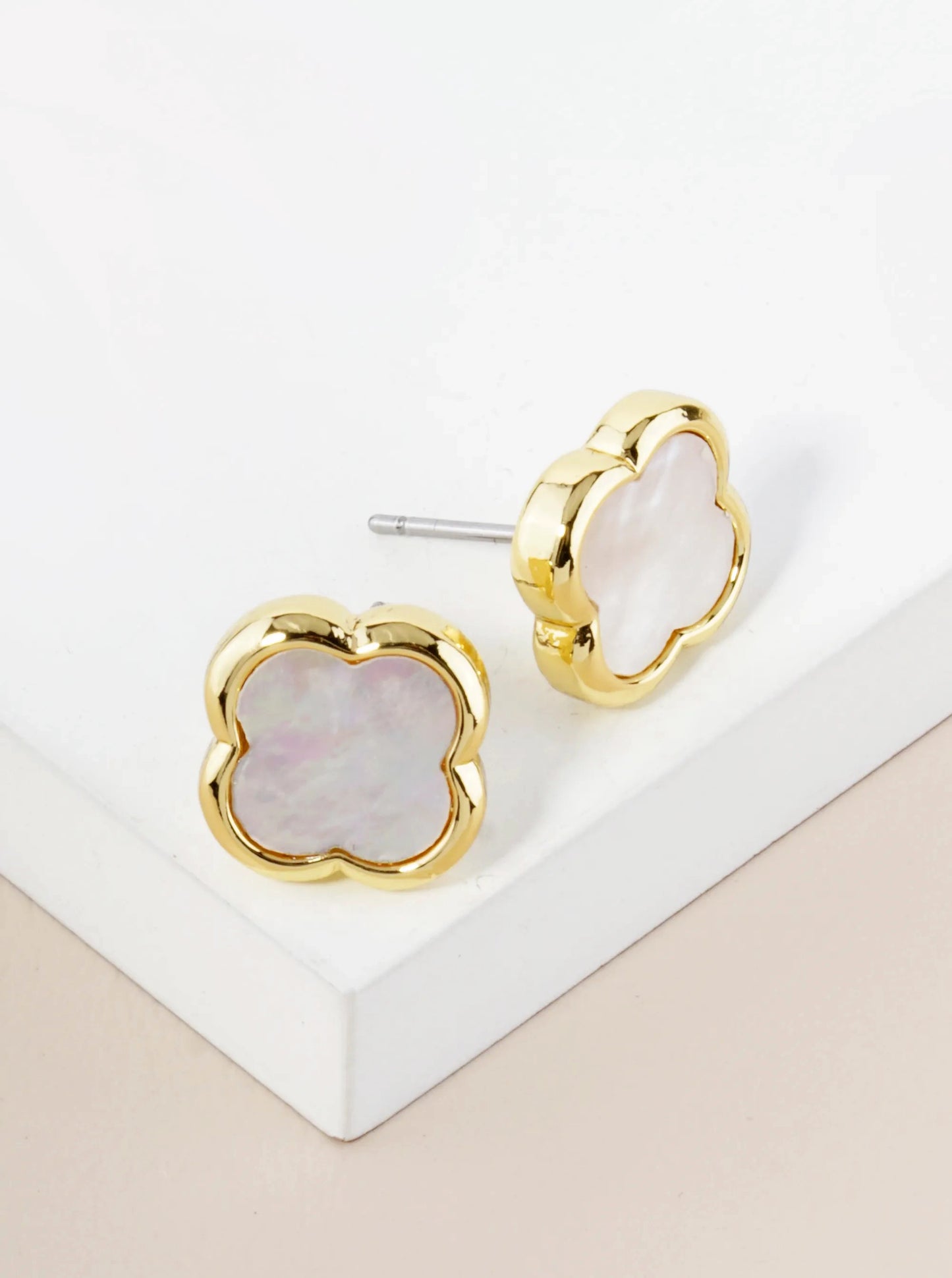 Pearlized Clover Stud Earring