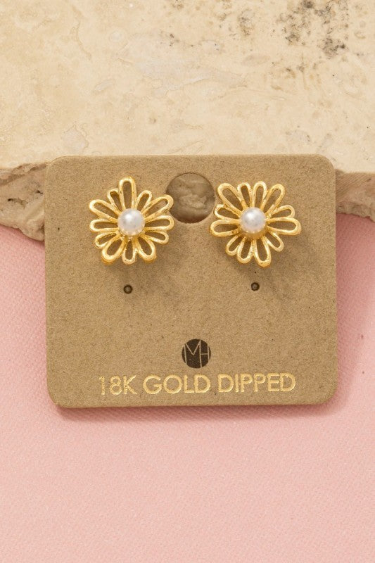 Pearl Center Flower Must Have Stud Earring