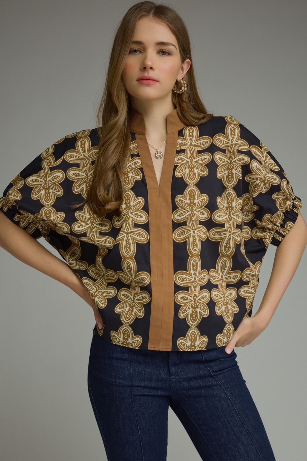 Vertical Print V-Neck Center Contrast Detail Top-Blk